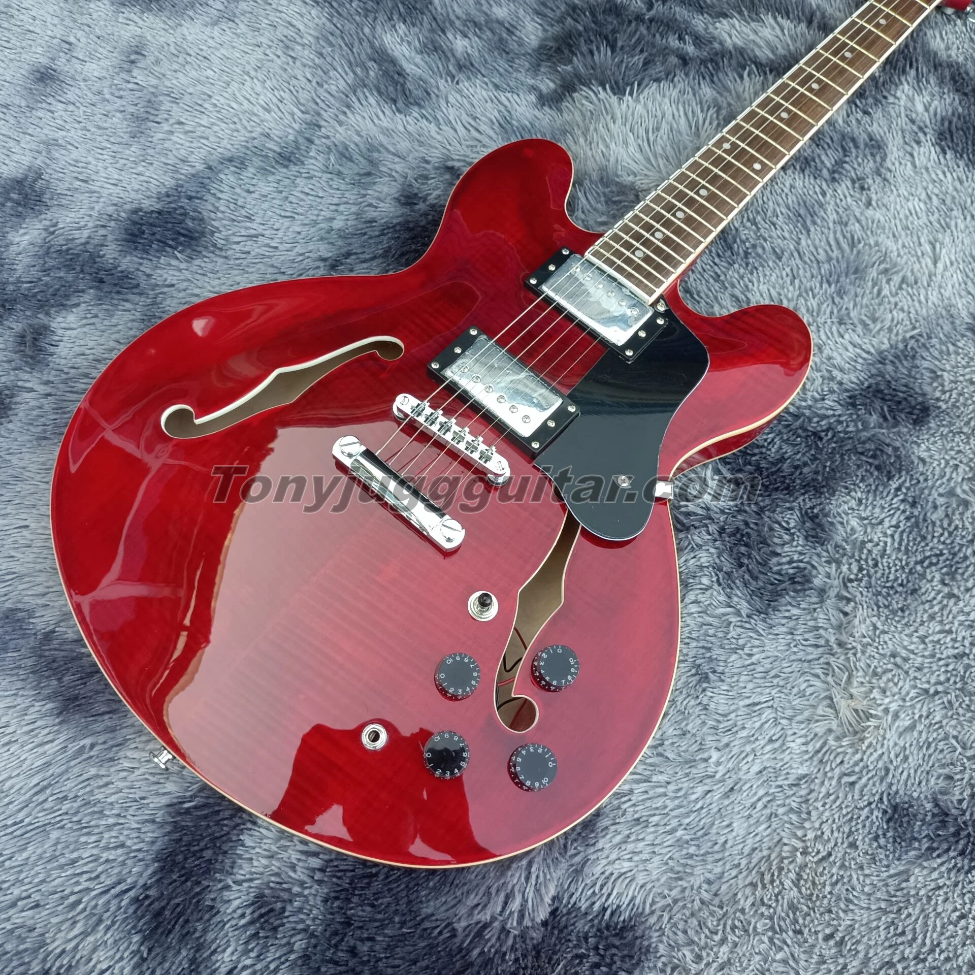 Custom Shop 335 красная полуполый корпус Jazz электрическая гитара с рисунком пламени клена, инкрустация в горошек
Custom Shop 335 красная полуполый корпус Jazz электрическая гитара с рисунком пламени клена, инкрустация в горошек