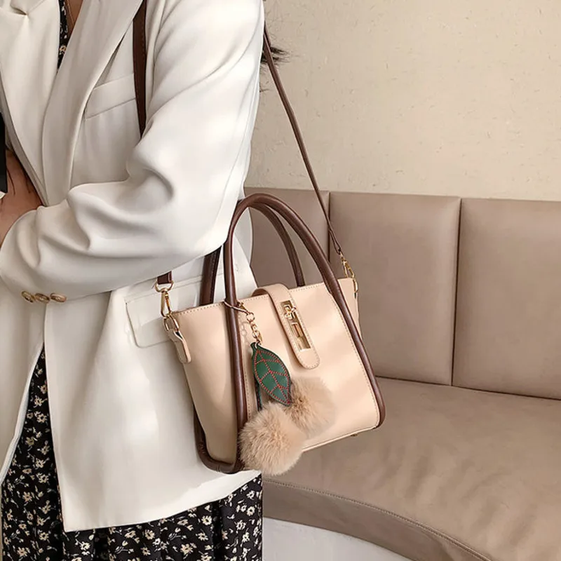 High-quality Contrasting Color Simple Fashion Shoulder Bag Large-capacity Women's 2022 Trend Leather Handbag Female Tote Bag
High-quality Contrasting Color Simple Fashion Shoulder Bag Large-capacity Women's 2022 Trend Leather Handbag Female Tote Bag