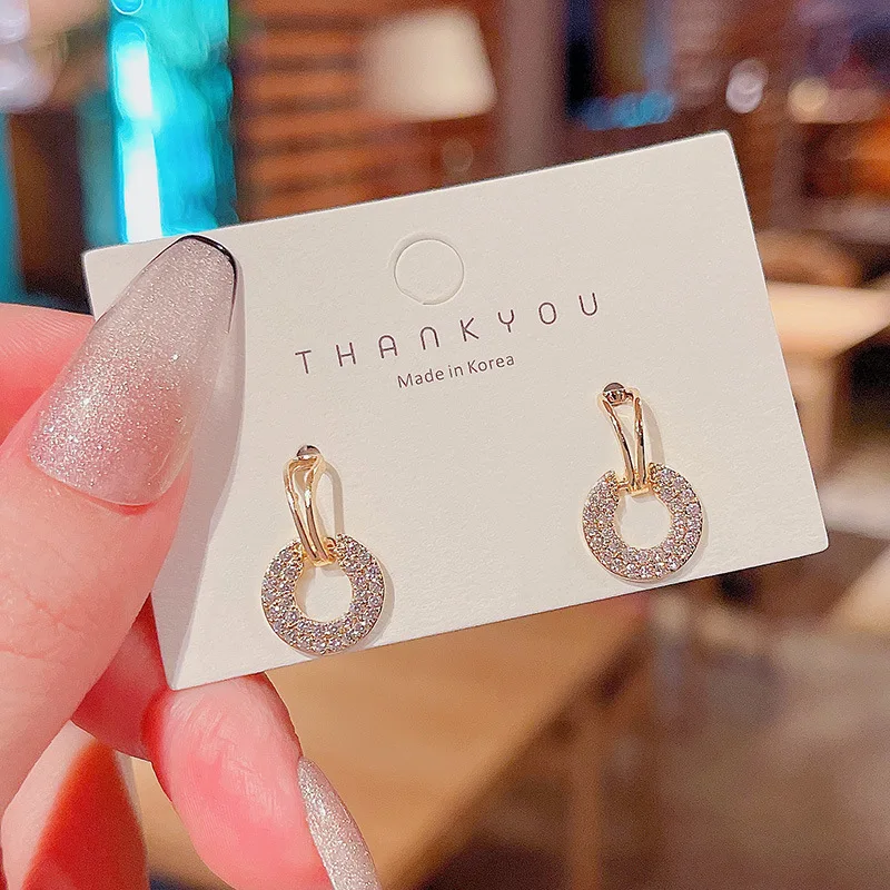 Simple temperament full of diamond hoop earrings high-end sense Korean exquisite fashion versatile earrings
Simple temperament full of diamond hoop earrings high-end sense Korean exquisite fashion versatile earrings