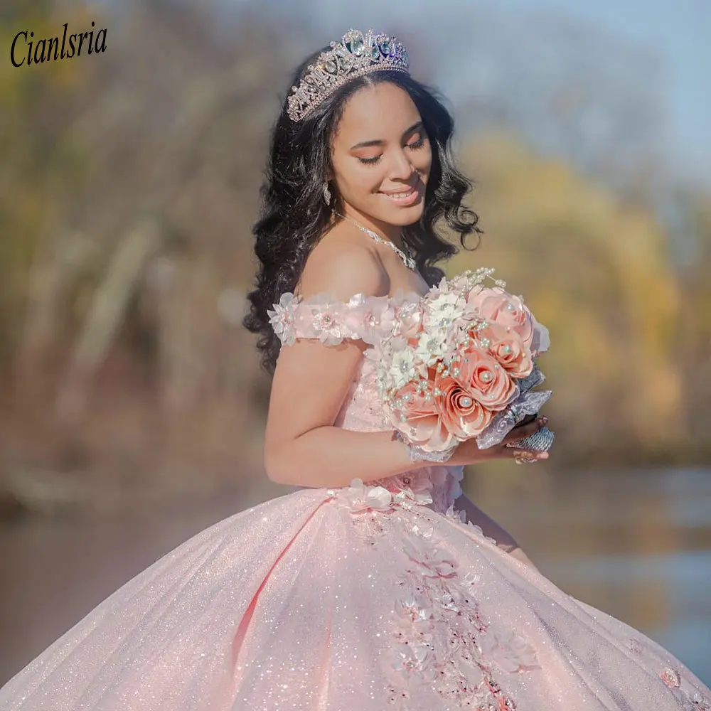 Pink Sparkly Crystal Handmade Flowers Ball Gown Quinceanera Dresses Off The Shoulder Appliques Sweet 16 Dress Vestido De 15 Anos
Pink Sparkly Crystal Handmade Flowers Ball Gown Quinceanera Dresses Off The Shoulder Appliques Sweet 16 Dress Vestido De 15 Anos