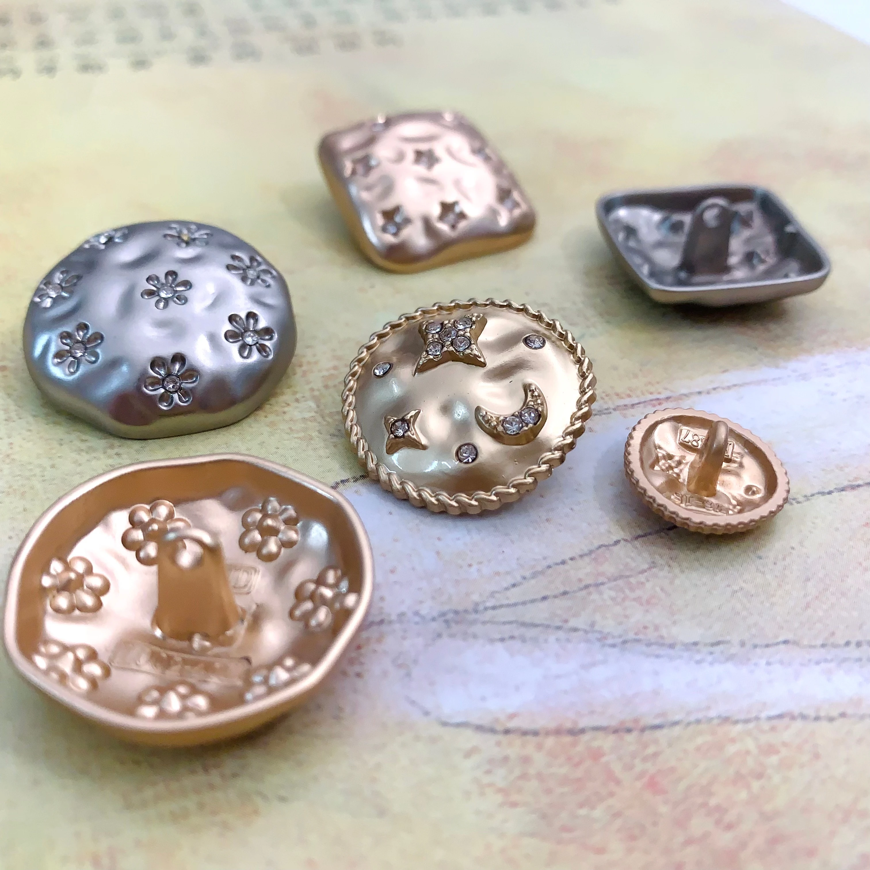 Rhinestone Buttons For Decorative Clothing Metal Sewing Accessories Garments Diy Crafts Supplies Coats Golden Star Items 10pcs
Rhinestone Buttons For Decorative Clothing Metal Sewing Accessories Garments Diy Crafts Supplies Coats Golden Star Items 10pcs