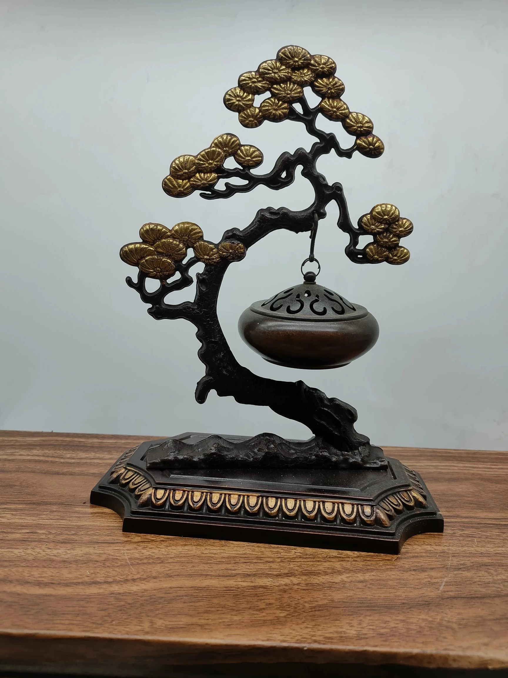 Chinese Elaborate Bronze Sculpture Luck ‘ Pine Tree’Incense Burner Metal Crafts Small Decorative Article Home Decoration
Chinese Elaborate Bronze Sculpture Luck ‘ Pine Tree’Incense Burner Metal Crafts Small Decorative Article Home Decoration