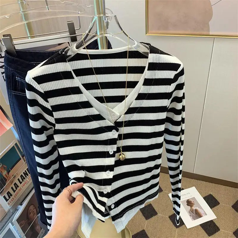 Spring Modal Fake Two Pieces V-Neck Cardigan Long Sleeve T-shirt Women's 2023 Spring Vintage Stripe Irregular Slim Fashion Top
Spring Modal Fake Two Pieces V-Neck Cardigan Long Sleeve T-shirt Women's 2023 Spring Vintage Stripe Irregular Slim Fashion Top