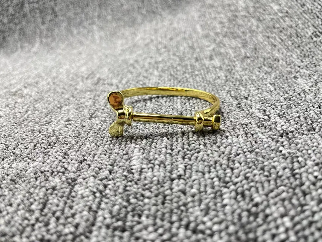 Браслет из серебра 925 пробы с гальваническим покрытием и золотом 14 к
Браслет из серебра 925 пробы с гальваническим покрытием и золотом 14 к