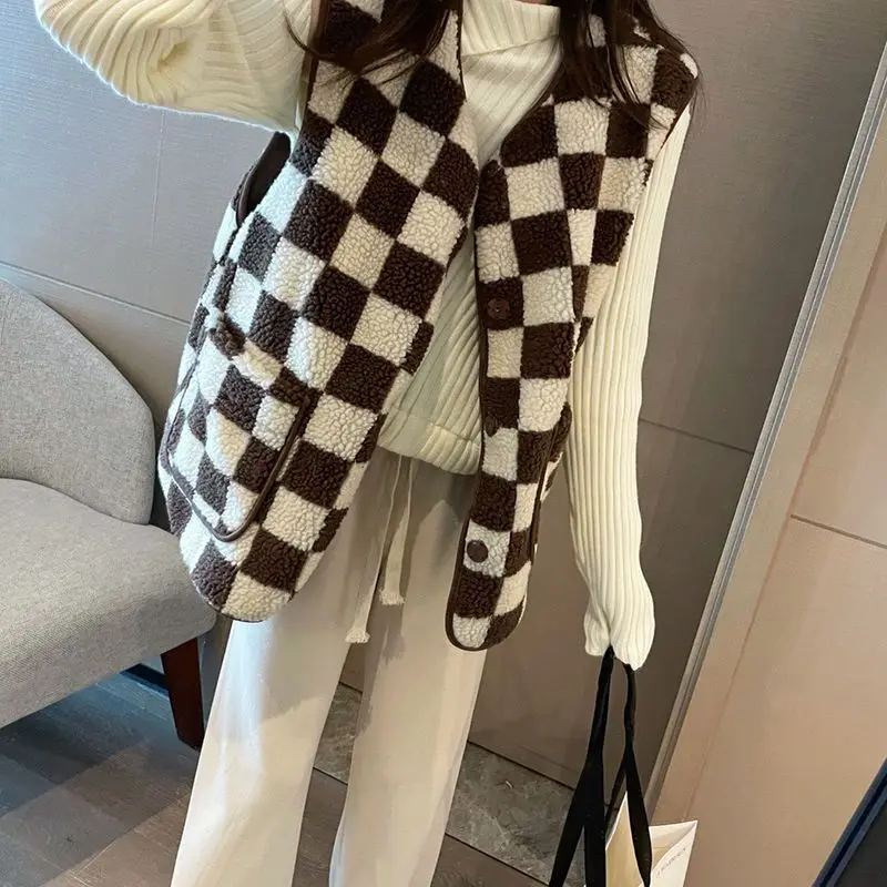 Autumn Winter Plaid Faux Fur Coat Women Sleeveless Coat V Neck Short Jackets Female Furry Plush Single Breasted Outerwear M480
Autumn Winter Plaid Faux Fur Coat Women Sleeveless Coat V Neck Short Jackets Female Furry Plush Single Breasted Outerwear M480