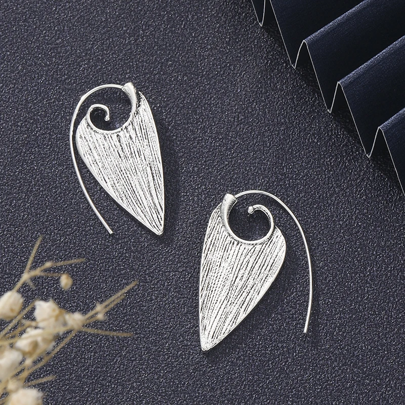 Vintage Silver Color Metal Triangular Earrings Creative Personality Geometric Spiral Dangle Earring for Women Jewelry
Vintage Silver Color Metal Triangular Earrings Creative Personality Geometric Spiral Dangle Earring for Women Jewelry