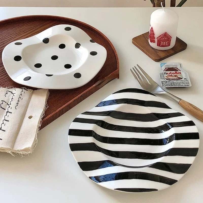 

Скандинавская простая черно-белая тарелка для завтрака с волнистыми точечными полосками, керамическая десертная тарелка неправильной гла...