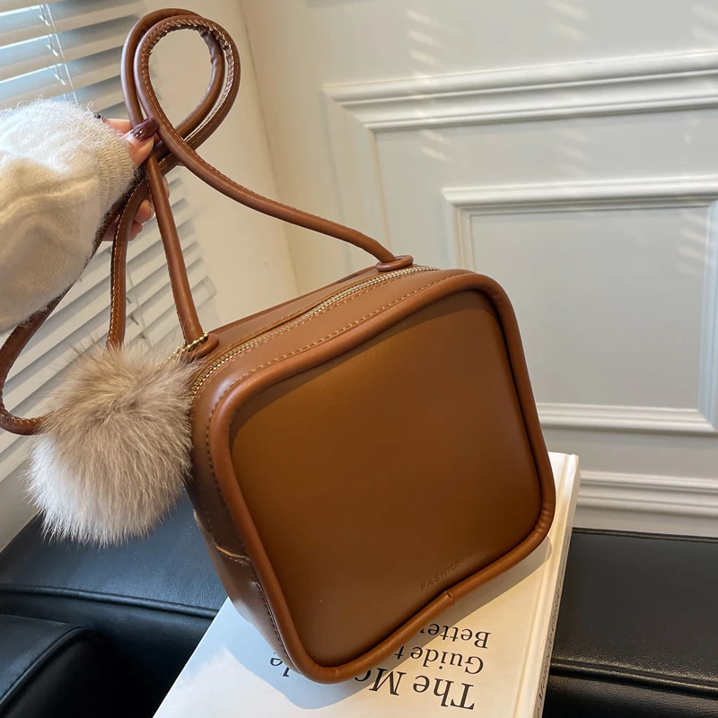 Elegant vintage Female Square Hairball Tote bag 2021 Fashion New High quality PU Leather Women's Handbag Shoulder Messenger Bag
Elegant vintage Female Square Hairball Tote bag 2021 Fashion New High quality PU Leather Women's Handbag Shoulder Messenger Bag