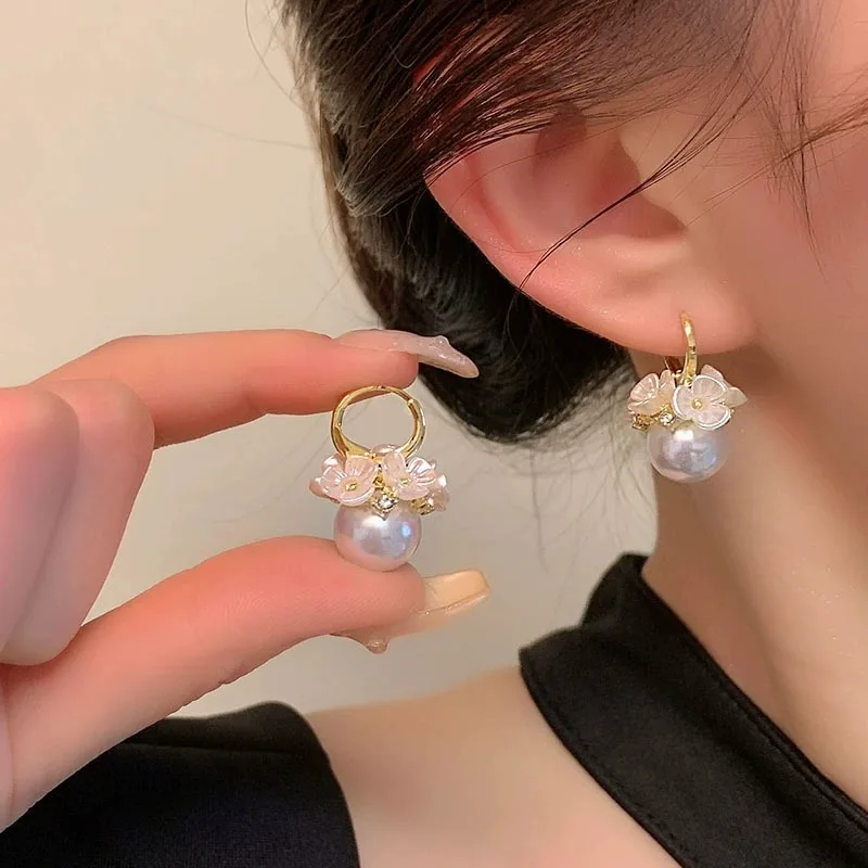 2023 New Elegant White Flower Cluster Pearl Ball Pendant Earrings Women's Fashion Jewelry Party Luxury Accessories For Girls
2023 New Elegant White Flower Cluster Pearl Ball Pendant Earrings Women's Fashion Jewelry Party Luxury Accessories For Girls
