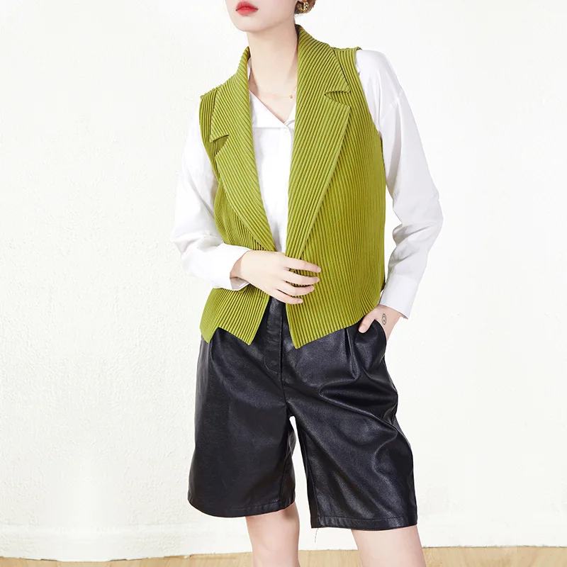 

Miyake Women Notched Pleated Vest Solid Color Sleeveless Outer Fashion Design Sense Loose Female Double Breasted Short Cardigan