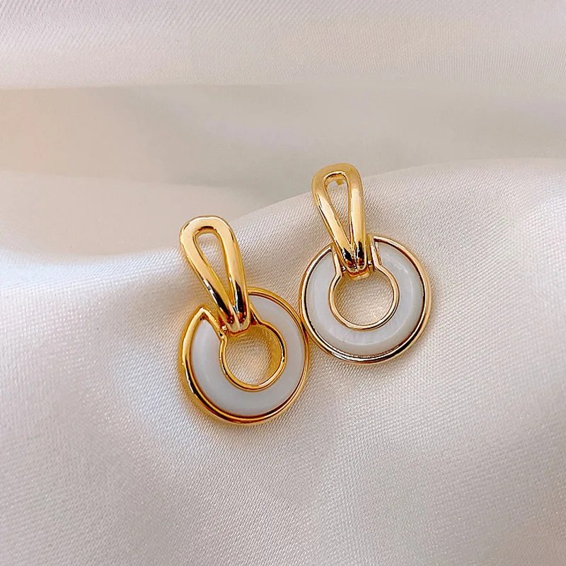 South Korea Fashion Classic Light Luxury High Quality 18K Gold Fritillaria Lock Earrings Gift Banquet Women Jewelry Earrings
South Korea Fashion Classic Light Luxury High Quality 18K Gold Fritillaria Lock Earrings Gift Banquet Women Jewelry Earrings