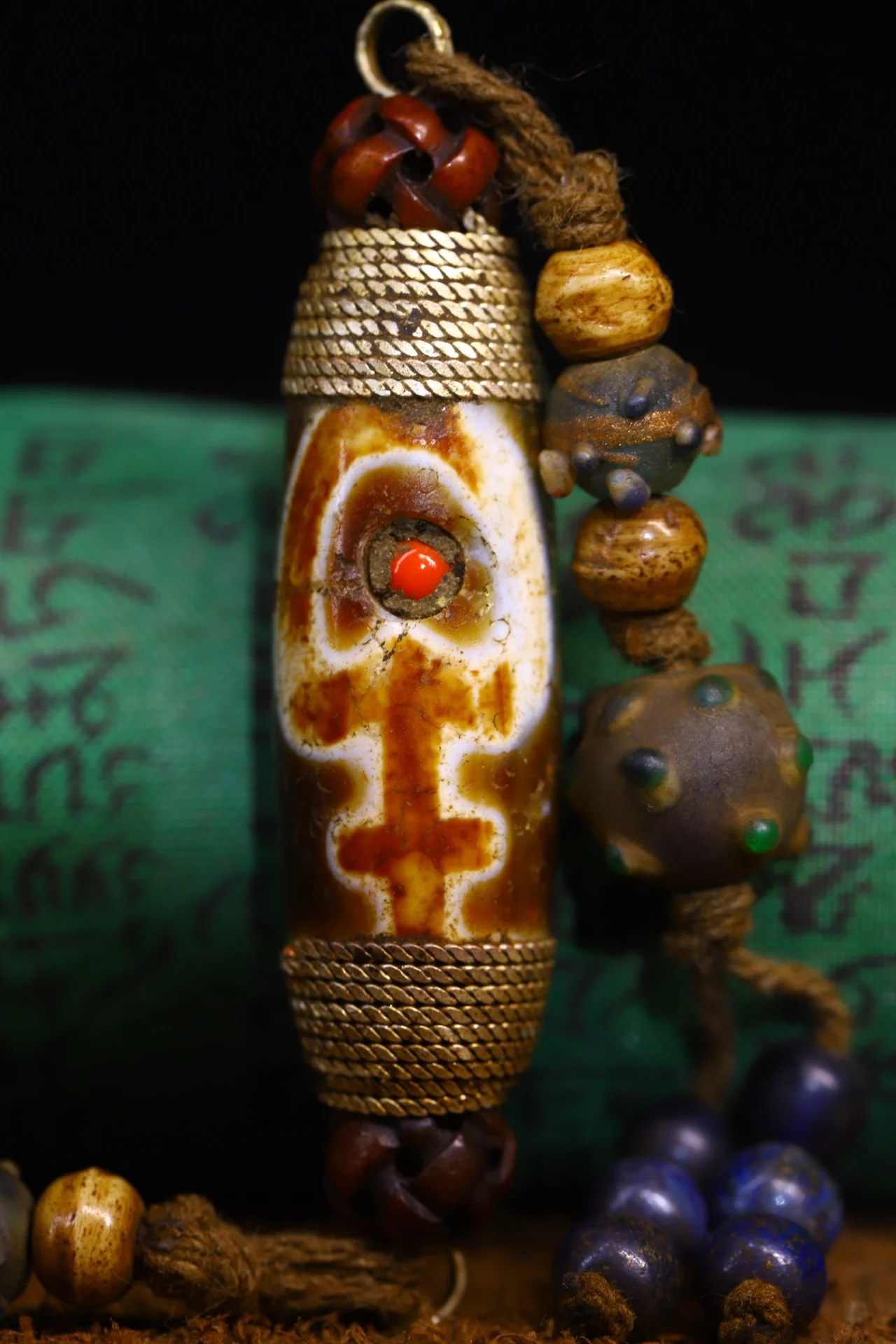 3" Tibetan Temple Collection Old natural agate mosaic Gem Dzi Beads Proverbs of the Six Sons Amulet pendant Town house Exorcism
3" Tibetan Temple Collection Old natural agate mosaic Gem Dzi Beads Proverbs of the Six Sons Amulet pendant Town house Exorcism