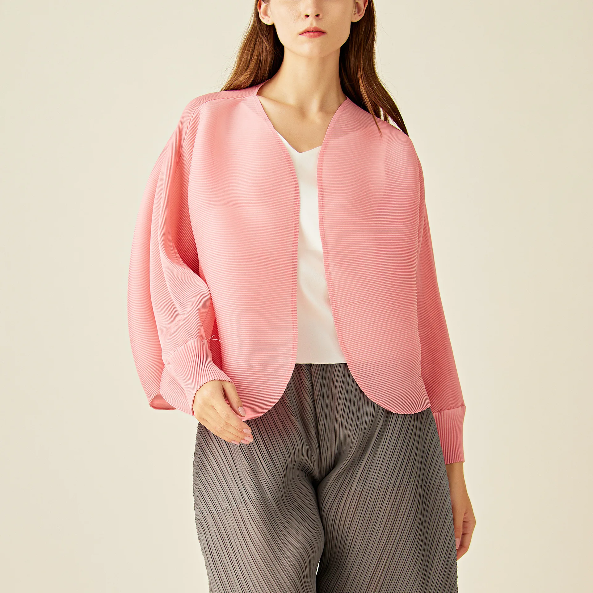 Pleated cardigan coat women's early spring new loose bat sleeve casual simple top
Pleated cardigan coat women's early spring new loose bat sleeve casual simple top