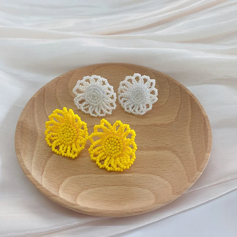 Beaded Solid Color Flower Earrings Female Retro Summer All-match Earrings for Women 
Beaded Solid Color Flower Earrings Female Retro Summer All-match Earrings for Women