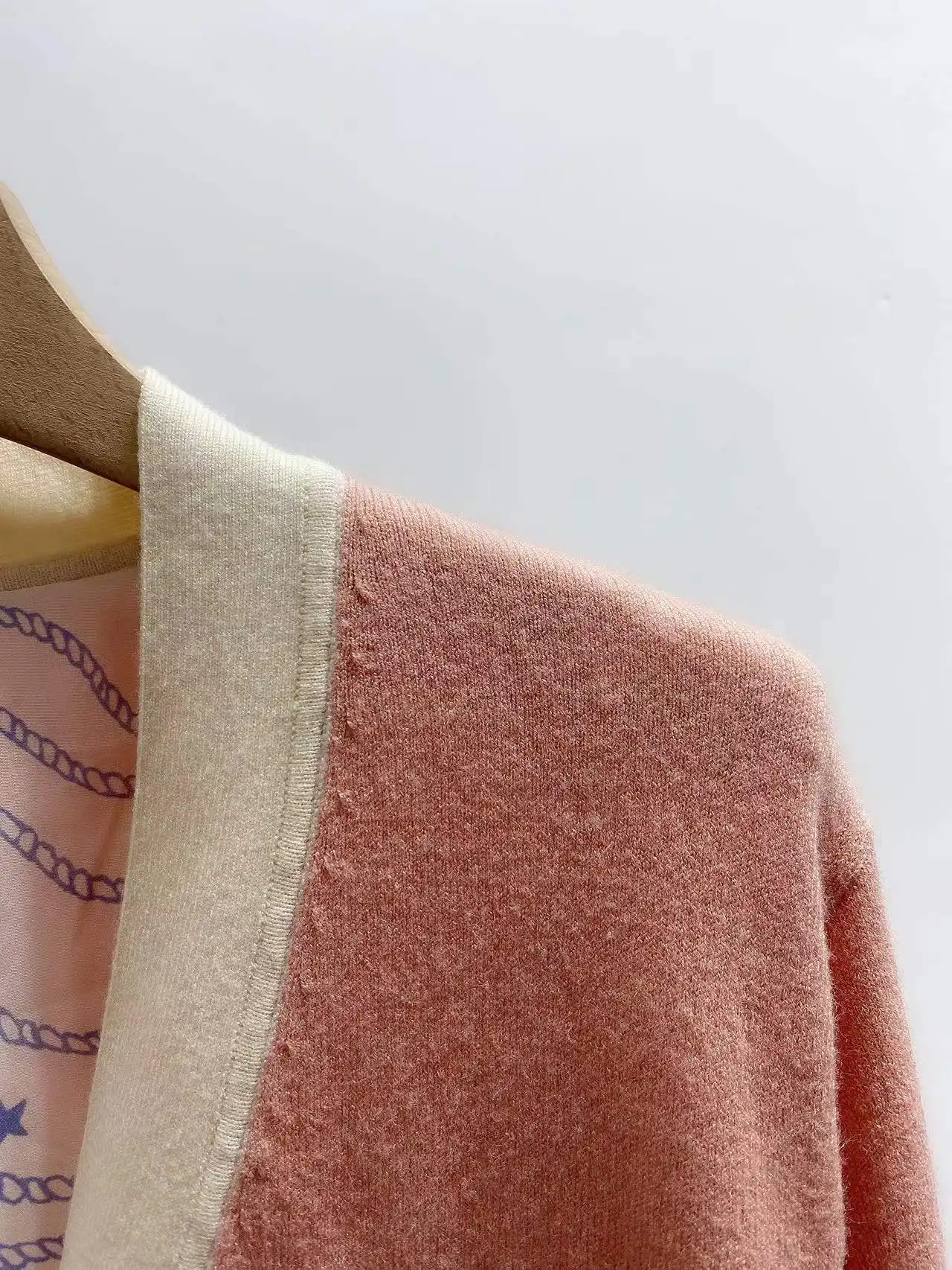 Women Cardigan Letter Embroidery Color Contrast V-Neck Single Breasted Pockets Long Sleeve Knitting Coat
Women Cardigan Letter Embroidery Color Contrast V-Neck Single Breasted Pockets Long Sleeve Knitting Coat