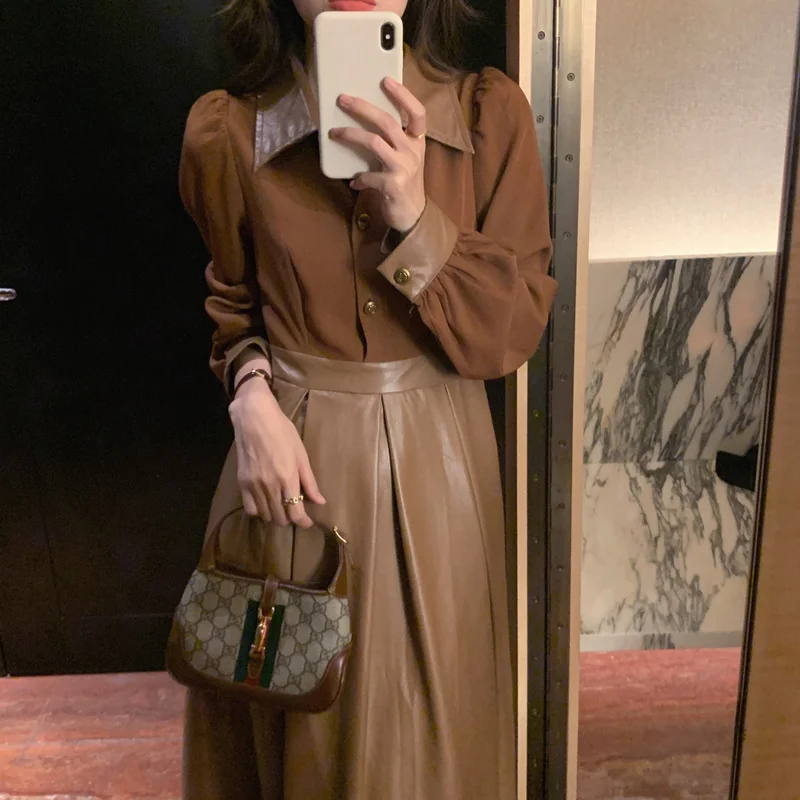 Retro Design Dress Leather Stitching Shirt Long Sleeve Lapel Skirt Elegant Slim Leated Midi Dress Party Dinner Robe Autumn G104
Retro Design Dress Leather Stitching Shirt Long Sleeve Lapel Skirt Elegant Slim Leated Midi Dress Party Dinner Robe Autumn G104