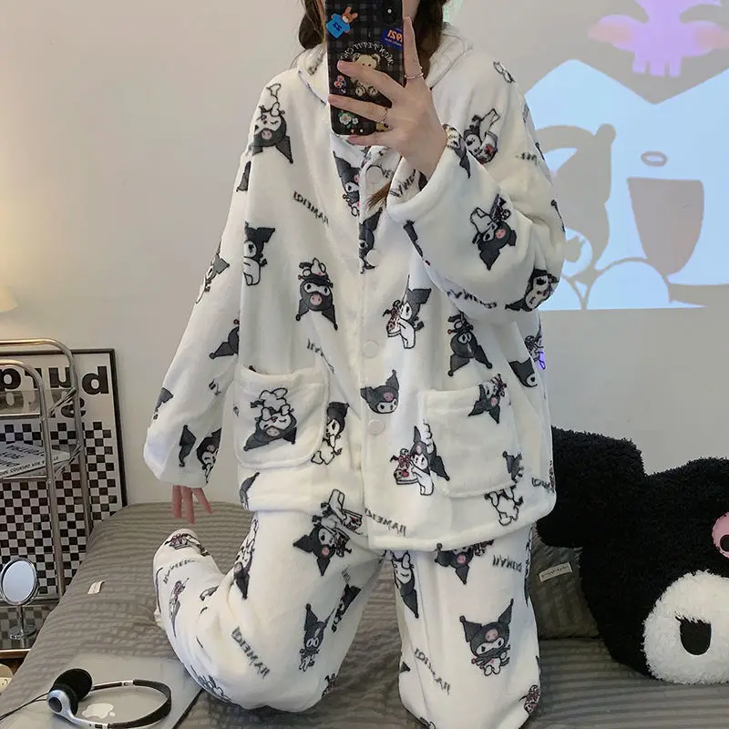 Kawaii Sanrio Kuromi 2023 Новинка милая мультяшная осень и зима Коралловая флисовая пара пижам для сохранения тепла плюс флис для домашней одежды
Kawaii Sanrio Kuromi 2023 Новинка милая мультяшная осень и зима Коралловая флисовая пара пижам для сохранения тепла плюс флис для домашней одежды