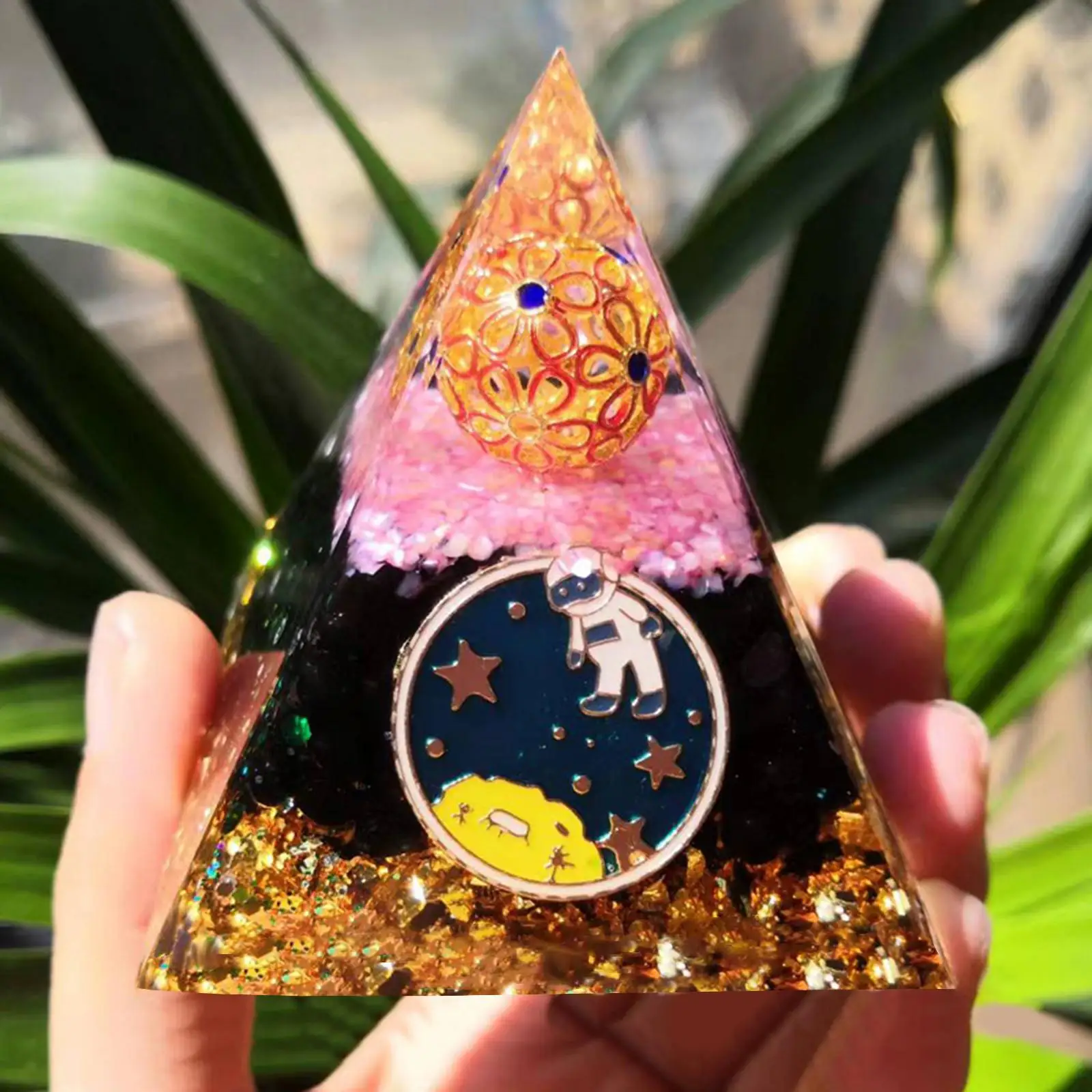 Resin Crystal Pyramid Feng Shui Sculpture Collectibles Crystal Figurine for Office Decor Ornament 
Resin Crystal Pyramid Feng Shui Sculpture Collectibles Crystal Figurine for Office Decor Ornament