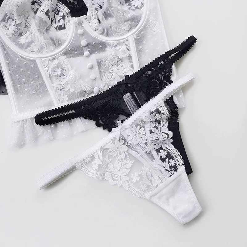 New Sexy Lace Embroidery T-Back Temptation Elastic Low Waist Sexy See-through Ladies Thongs Panties g string
New Sexy Lace Embroidery T-Back Temptation Elastic Low Waist Sexy See-through Ladies Thongs Panties g string