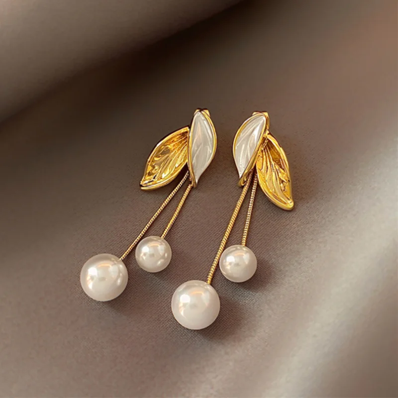 Geometric Luxury Gold Leaf Earrings for Women Tassel Pearl Pendant Unusual Earrings Girls Pendientes Mujer Drop Earrings 2022
Geometric Luxury Gold Leaf Earrings for Women Tassel Pearl Pendant Unusual Earrings Girls Pendientes Mujer Drop Earrings 2022