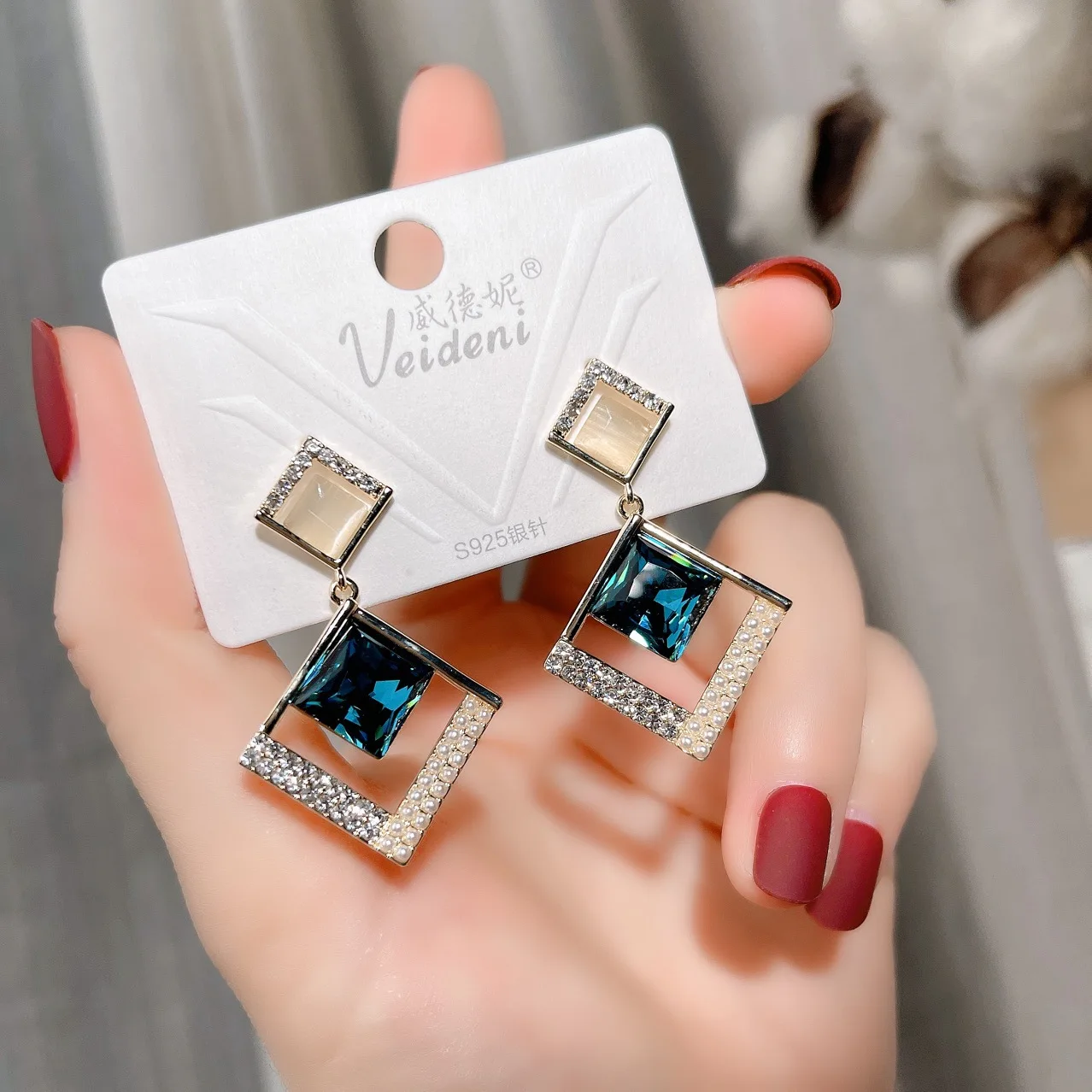 Fashion geometric earrings ladies geometric golden metal pendant earrings blue 2021 fashion jewelry gifts
Fashion geometric earrings ladies geometric golden metal pendant earrings blue 2021 fashion jewelry gifts