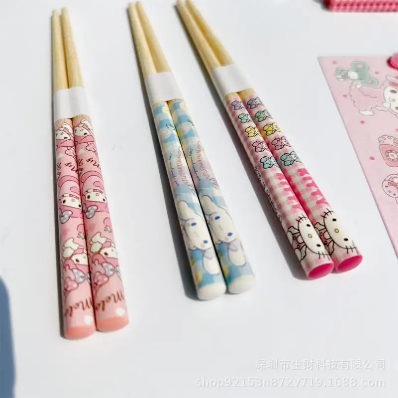 Палочки для еды Sanrio Cinnamoroll Hello Kitty My Melody Мультяшные детские милые бамбуковые кухонные инструменты многоразовые палочки для еды
Палочки для еды Sanrio Cinnamoroll Hello Kitty My Melody Мультяшные детские милые бамбуковые кухонные инструменты многоразовые палочки для еды