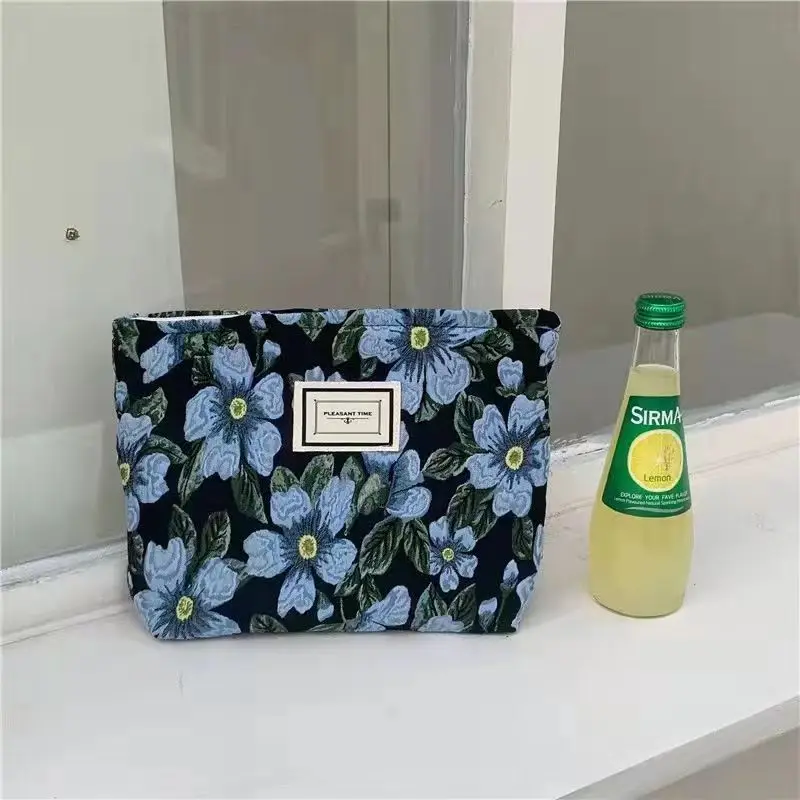 Vintage Makeup Bag - Thick Jacquard Fabric, Large Capacity, Portable Travel Cosmetic Organizer with Zipper
Vintage Makeup Bag - Thick Jacquard Fabric, Large Capacity, Portable Travel Cosmetic Organizer with Zipper