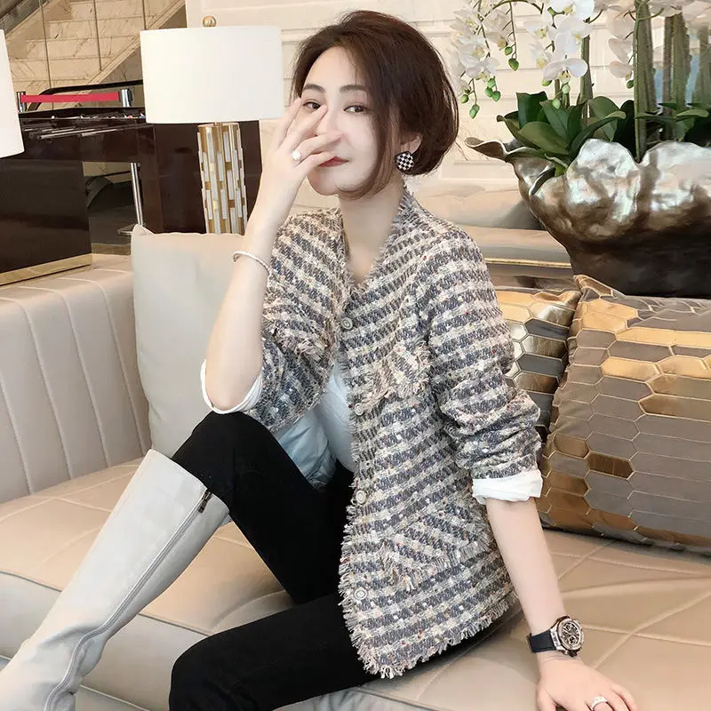Autumn 2023 New Women Single-Breasted Tweed Woolen Coat O-Neck Long Sleeve Tassel Jacket Temperament Design High Quality E149
Autumn 2023 New Women Single-Breasted Tweed Woolen Coat O-Neck Long Sleeve Tassel Jacket Temperament Design High Quality E149