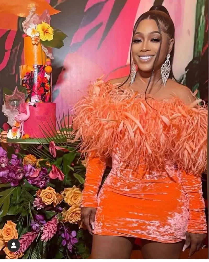 Ярко-оранжевое бархатное короткое платье Verngo для выпускного вечера вечерние платья с перьями без бретелек с вырезом и длинным рукавом Афри...
Ярко-оранжевое бархатное короткое платье Verngo для выпускного вечера вечерние платья с перьями без бретелек с вырезом и длинным рукавом Афри...