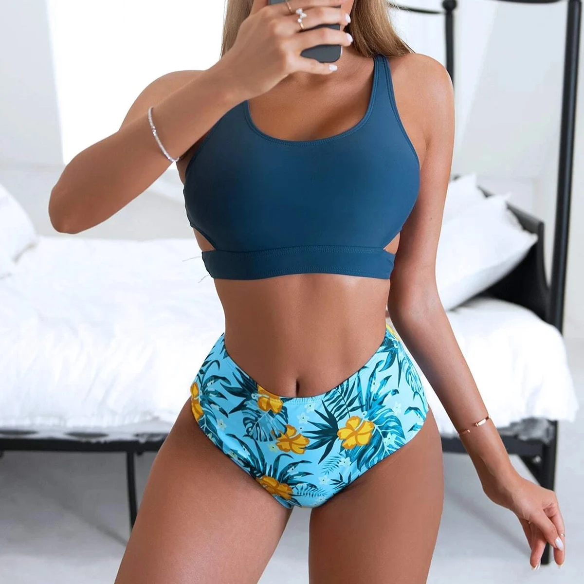 Купальник-бикини женский с эффектом пуш-ап и высокой талией
Купальник-бикини женский с эффектом пуш-ап и высокой талией