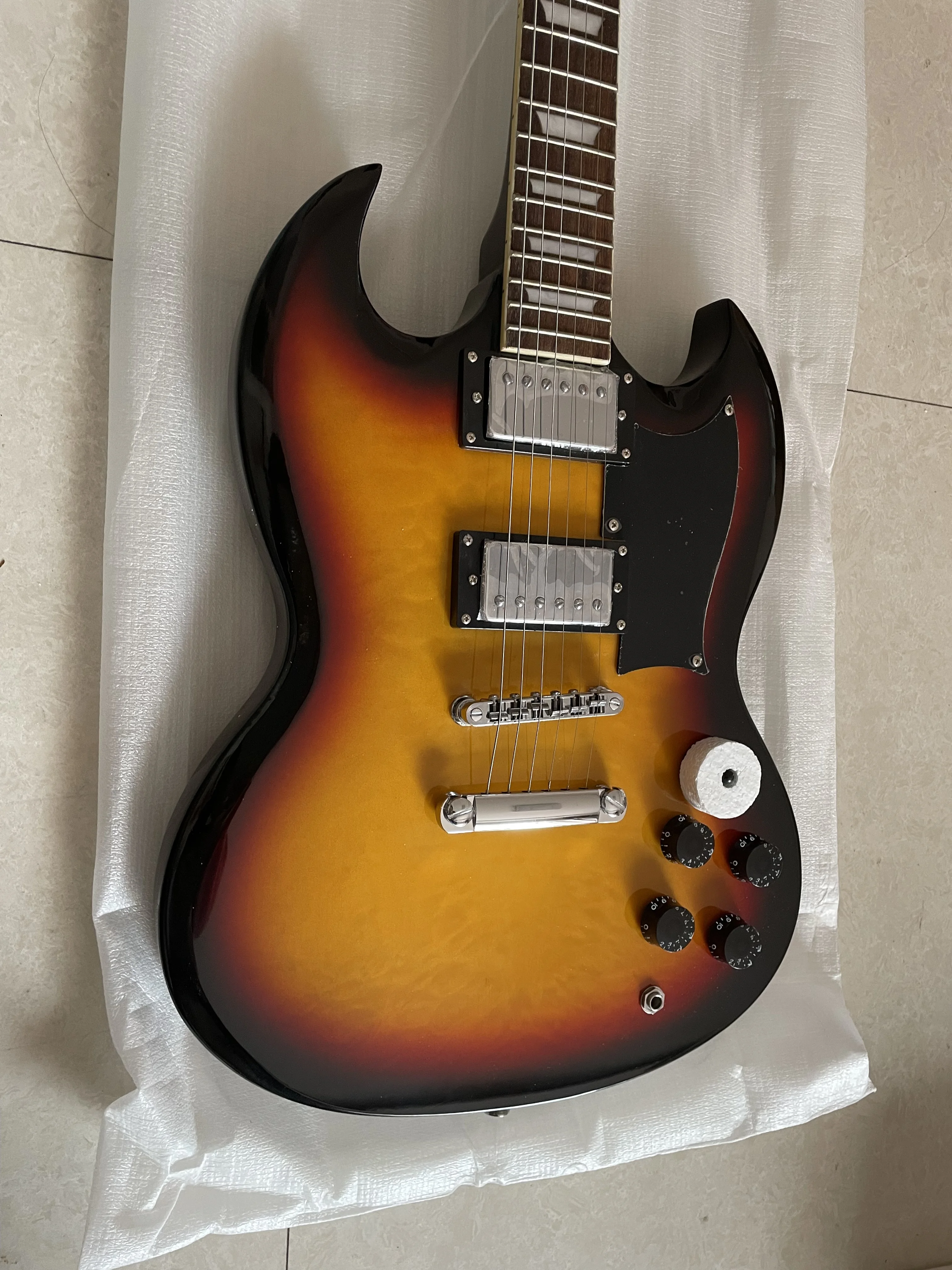 High quality China professional electric guitar gloss finished rosewood fretboard Sunset paint Top,Custom electric guitar 
High quality China professional electric guitar gloss finished rosewood fretboard Sunset paint Top,Custom electric guitar
