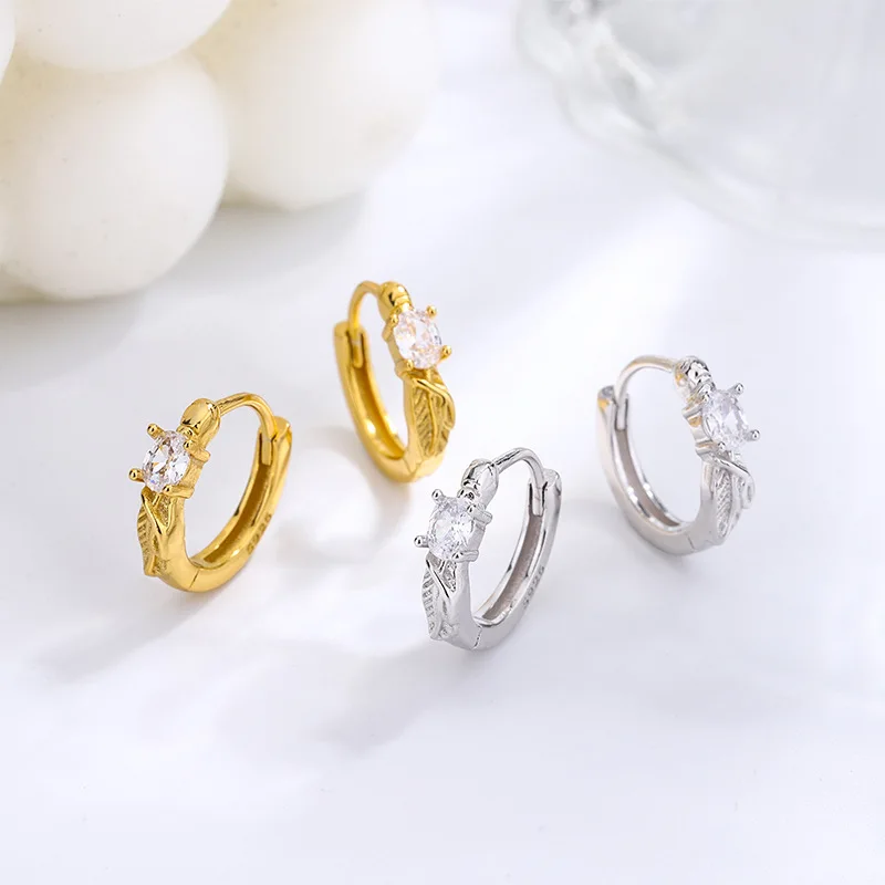 2023 New Fashion Minimalist Style 100% S925 Sterling Silver Leaf Zircon Ear Buckle Minimalist Ear Holes Exquisite Earrings
2023 New Fashion Minimalist Style 100% S925 Sterling Silver Leaf Zircon Ear Buckle Minimalist Ear Holes Exquisite Earrings