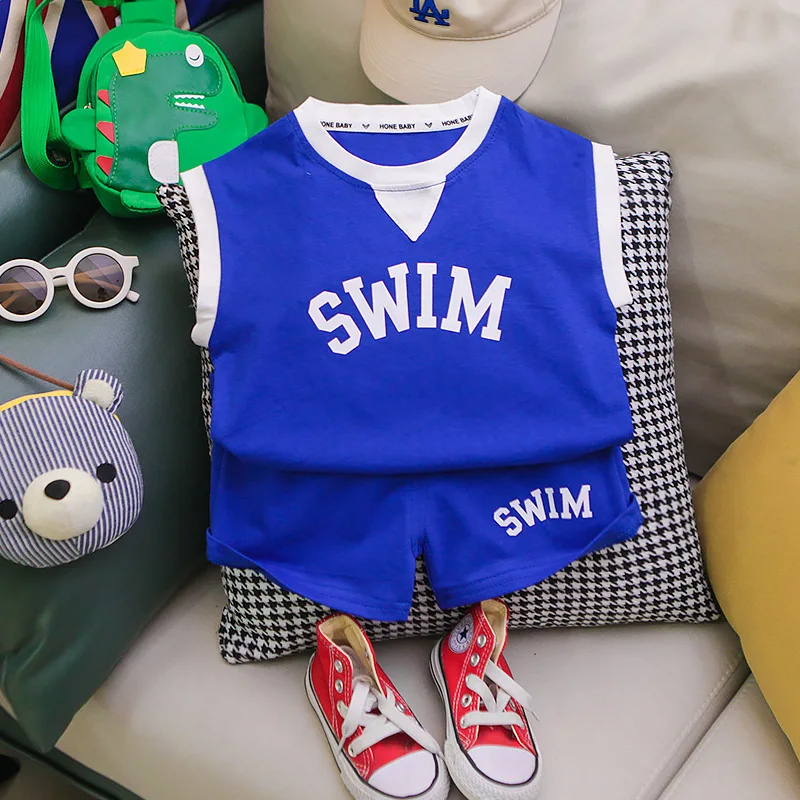 Детский хлопковый комплект из футболки и шортов с буквенным принтом
Детский хлопковый комплект из футболки и шортов с буквенным принтом