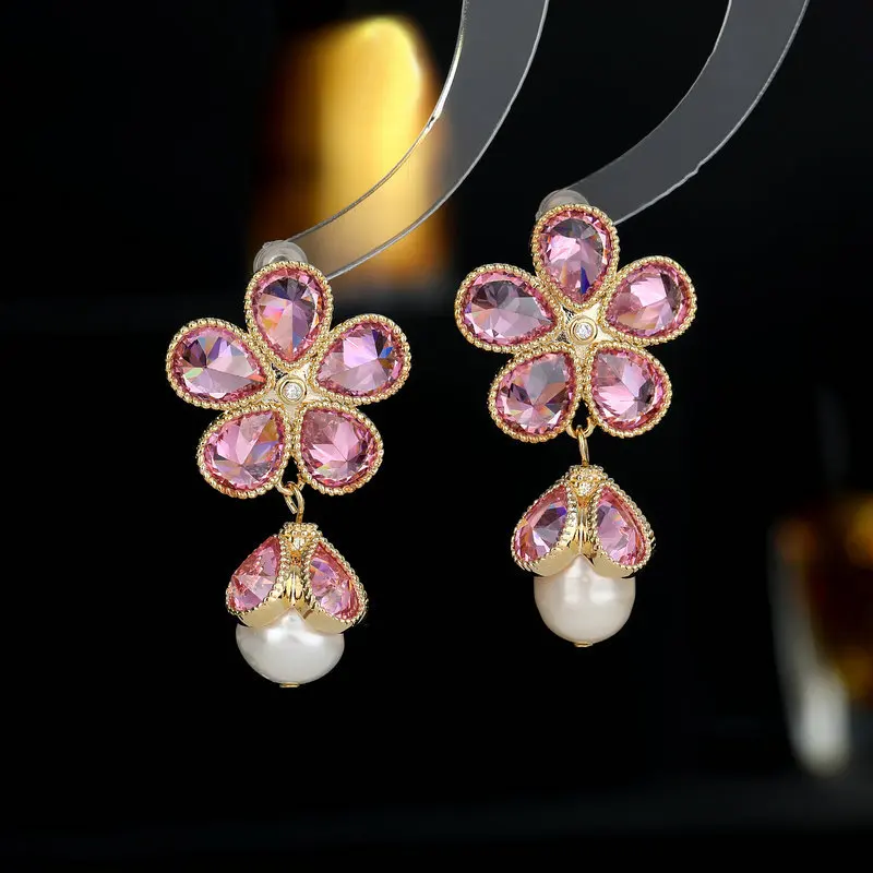 New Design Simulated Pearl Pendant Flower Shaped Gold Color Earrings Luxury Womens Accessories Wedding Fashion Jewelry Party
New Design Simulated Pearl Pendant Flower Shaped Gold Color Earrings Luxury Womens Accessories Wedding Fashion Jewelry Party