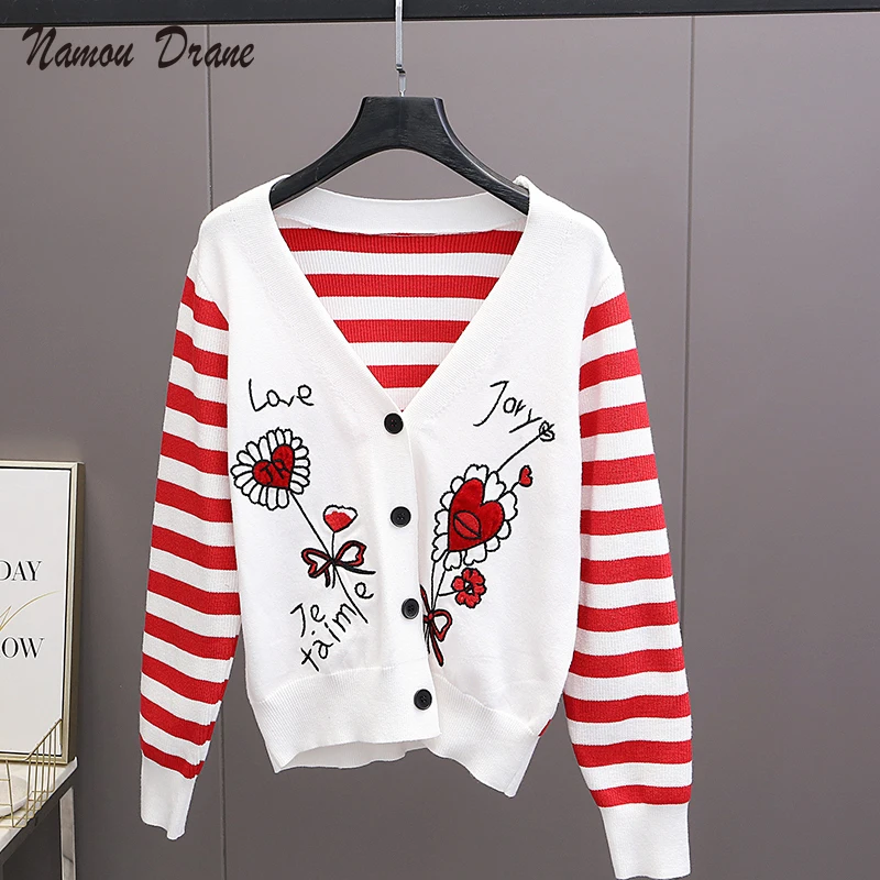 2022 Early Spring New Elegant V-neck Fashion Single-Breasted Red Striped Love Embroidered Knitted Cardigan Jacket Top
2022 Early Spring New Elegant V-neck Fashion Single-Breasted Red Striped Love Embroidered Knitted Cardigan Jacket Top