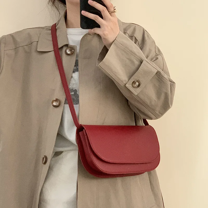 Korean Fashion Shoulder Baguette Bag for Women 2022 New Female Simple Casual Retro Flap Saddle Crossbody Bags Purses Handbag Red
Korean Fashion Shoulder Baguette Bag for Women 2022 New Female Simple Casual Retro Flap Saddle Crossbody Bags Purses Handbag Red