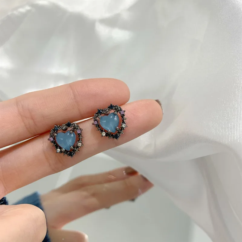 2021 New French Vintage Cute Blue Heart Rhinestone Crystal Black Heart Simple Small Stud Earring for Women Girls Jewelry
2021 New French Vintage Cute Blue Heart Rhinestone Crystal Black Heart Simple Small Stud Earring for Women Girls Jewelry