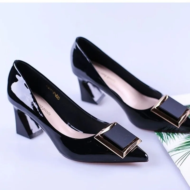 Square Buckle Fashion OL Office Shoes New Women's Concise Temperament Patent Leather Shallow High Heels Pointed Toe Female Pumps
Square Buckle Fashion OL Office Shoes New Women's Concise Temperament Patent Leather Shallow High Heels Pointed Toe Female Pumps