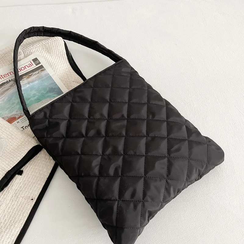 Top-Handle Bag Diamond Lattice Nylon Handbag Lady Large Capacity Shopping Handbag Reusable Storage Folding Bag
Top-Handle Bag Diamond Lattice Nylon Handbag Lady Large Capacity Shopping Handbag Reusable Storage Folding Bag