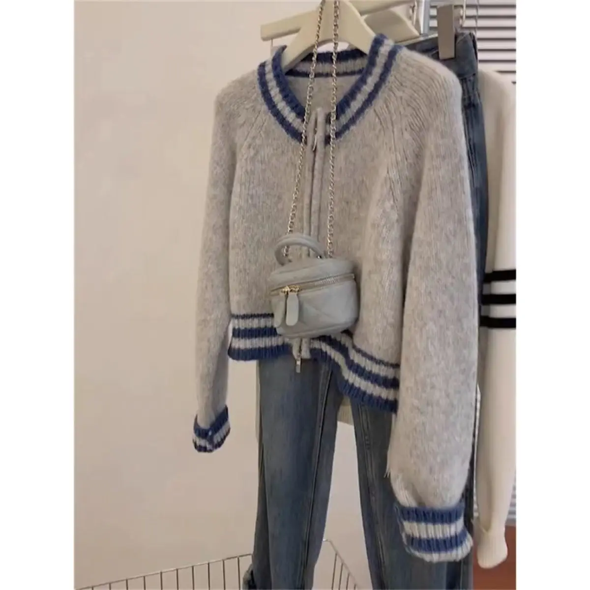 Women Clothing 2023 New Arrivals French Grey Long Sleeve Knitted Cardigan Women's Sweater Winter Short Plush Sweater Coat Top
Women Clothing 2023 New Arrivals French Grey Long Sleeve Knitted Cardigan Women's Sweater Winter Short Plush Sweater Coat Top