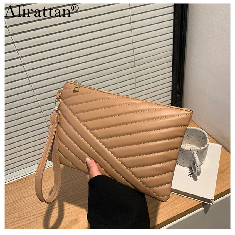 Alirattan New Women PU Leather Pouch 2022 Vintage Handbag Fashion Design High Quality Lady Large Capacity Envelope Clutch Bag
Alirattan New Women PU Leather Pouch 2022 Vintage Handbag Fashion Design High Quality Lady Large Capacity Envelope Clutch Bag