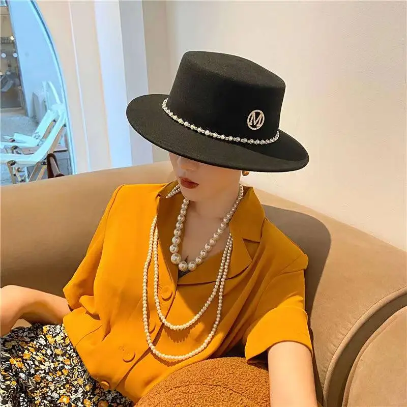 Banquet Elegant Fedora Hat M Letter Wool Trilby Hats Wide Brim Imitation Diamond Pearl Jazz Hat for Women Panama Bowler Cap
Banquet Elegant Fedora Hat M Letter Wool Trilby Hats Wide Brim Imitation Diamond Pearl Jazz Hat for Women Panama Bowler Cap