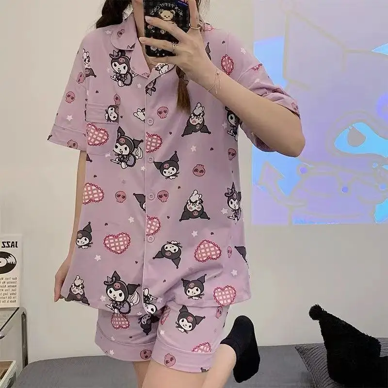 Новинка, Милый Летний пижамный комплект Sanrio Hello Kitty Kuromi Cinnamoroll, милые шорты для девочек, домашняя одежда из полиэстера с короткими рукавами
Новинка, Милый Летний пижамный комплект Sanrio Hello Kitty Kuromi Cinnamoroll, милые шорты для девочек, домашняя одежда из полиэстера с короткими рукавами