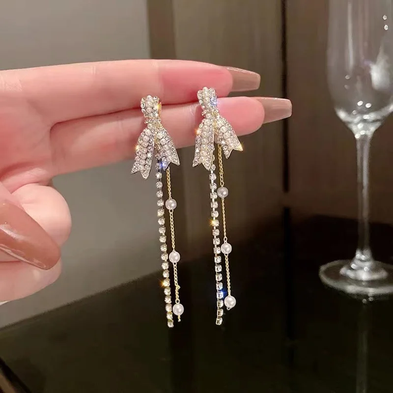 2022 New Exaggerated Elegance Tassel Pearl Diamond Set Long Earrings For Women Personality One For Two Korean Fashion Jewelry
2022 New Exaggerated Elegance Tassel Pearl Diamond Set Long Earrings For Women Personality One For Two Korean Fashion Jewelry