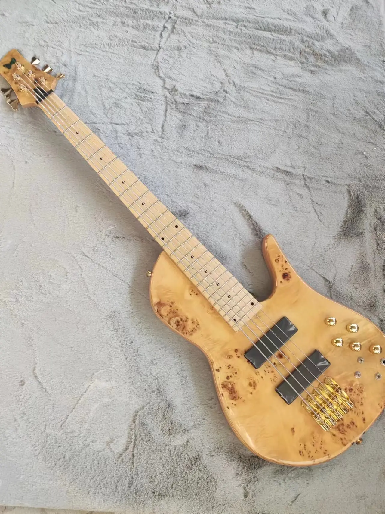Factory new product, five-string bass electric guitar, log color, one piece, gold accessories, high quality, fast delivery
Factory new product, five-string bass electric guitar, log color, one piece, gold accessories, high quality, fast delivery