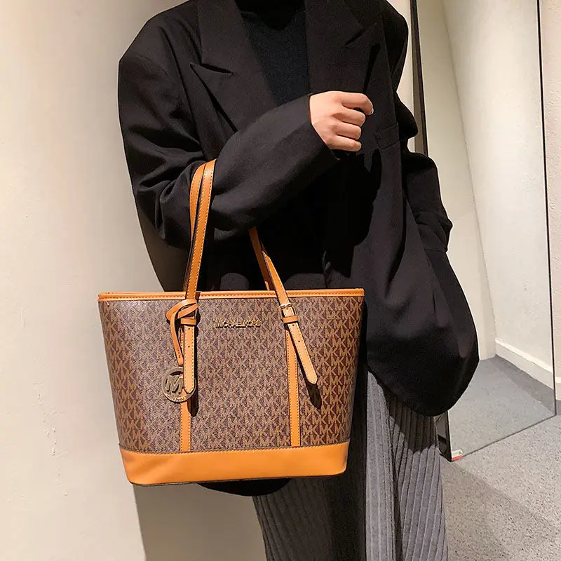 Ladies Luxury Shoulder Bag Large Capacity Fashion Messenger Bag Designer Bag Print Letter Messenger Bag Women Casual Tote
Ladies Luxury Shoulder Bag Large Capacity Fashion Messenger Bag Designer Bag Print Letter Messenger Bag Women Casual Tote
