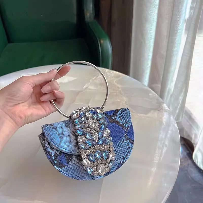 Lady Evening Bags For Women Handbag Luxury Designer 2024 New In Satin Inlaid Shiny Imitation Diamond Chain Saddle Messenger
Lady Evening Bags For Women Handbag Luxury Designer 2024 New In Satin Inlaid Shiny Imitation Diamond Chain Saddle Messenger