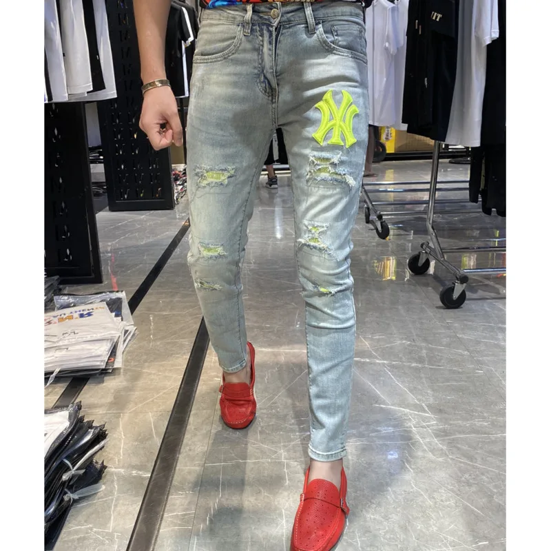 Men Small Foot Slim Fit Jeans Letter Embroidery Light Blue Skinny Jeans Men European Fashion Pants Holes Pasted Elastic Pant Men
Men Small Foot Slim Fit Jeans Letter Embroidery Light Blue Skinny Jeans Men European Fashion Pants Holes Pasted Elastic Pant Men
