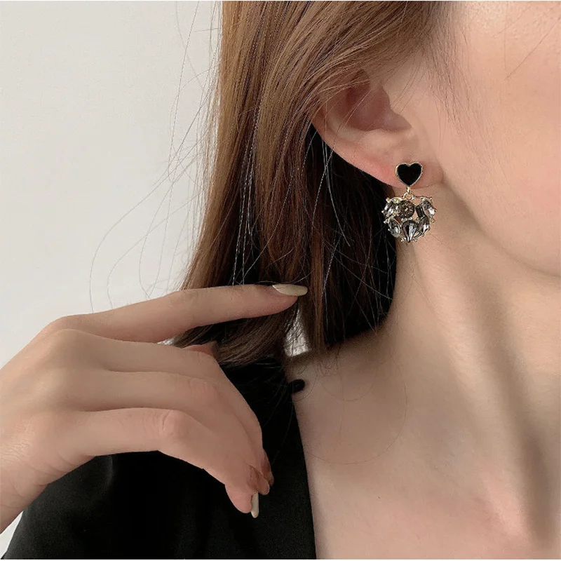 2023 Black Heart Pierced Earrings 2023 Trend and Modern Fashion Ladies Luxury Jewelry 925 Silver Piercings Cute Accessories
2023 Black Heart Pierced Earrings 2023 Trend and Modern Fashion Ladies Luxury Jewelry 925 Silver Piercings Cute Accessories