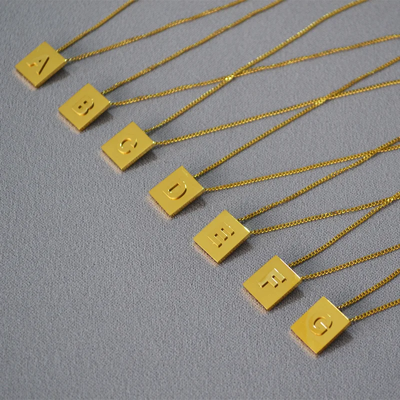 Non-fading 18K electroplating blogger with the same paragraph 26 English letter square necklace collarbone chain 
Non-fading 18K electroplating blogger with the same paragraph 26 English letter square necklace collarbone chain